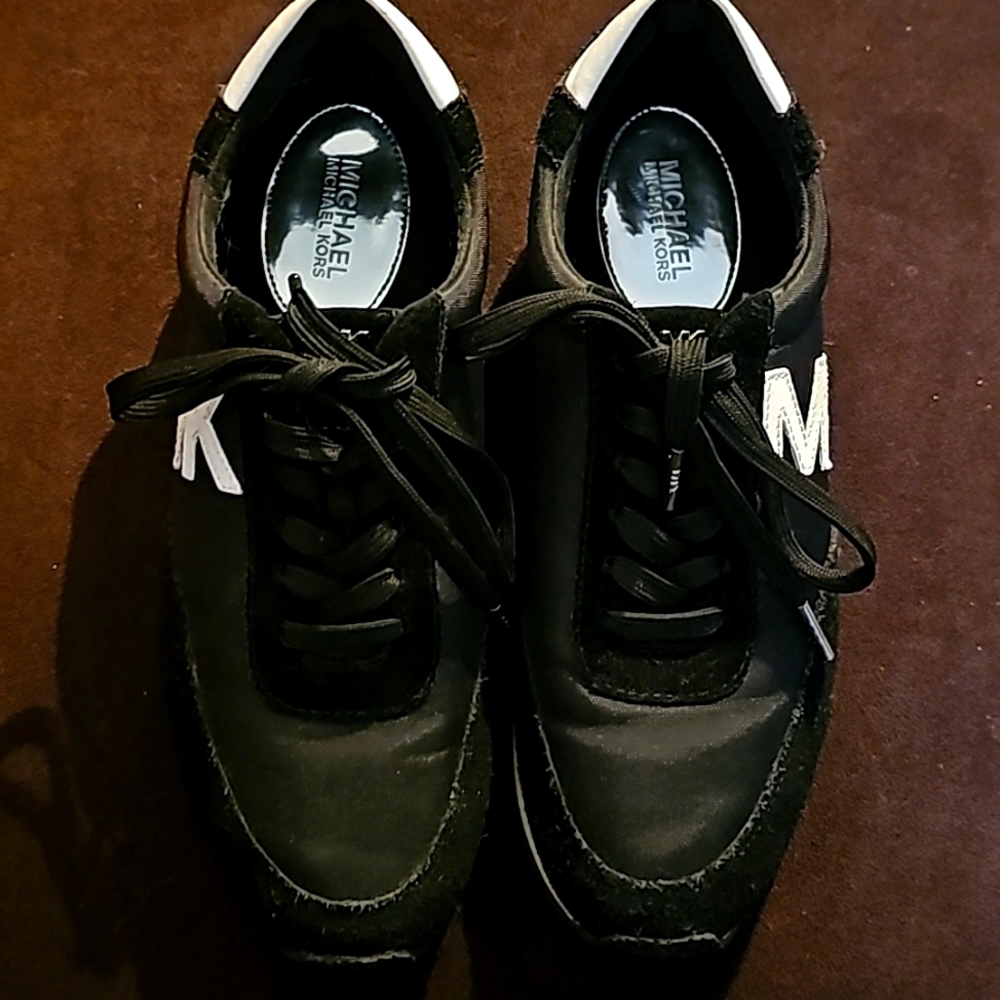 Sneakers used like a couple of times looks like new